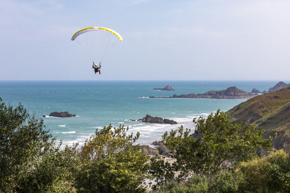 Parapente le long des falaises de Plouha