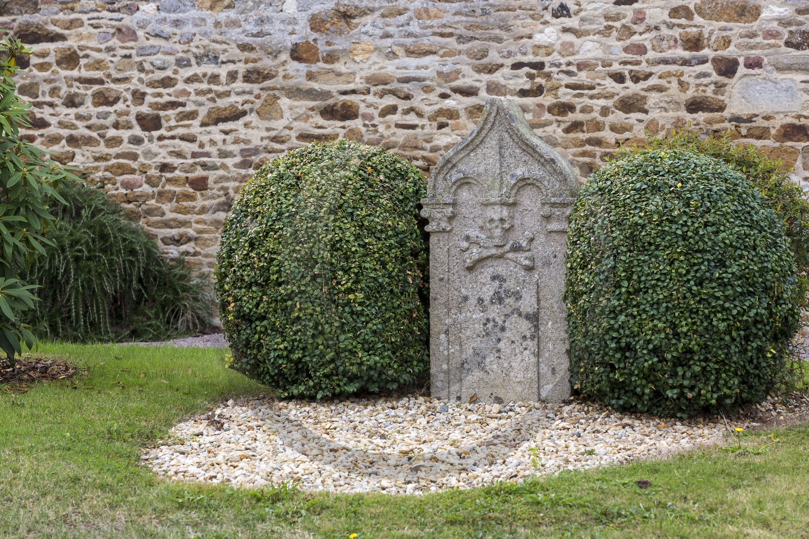 Stèle de l' ancien cimetière _ Languenan