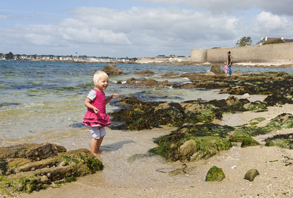 De nombreuses criques se succèdent le long de la promenade du Lohic à Port-louis. Elles font  face au port de Gavres ( à l' entrée de la petite mer de Gavres). Many creeks are found along the promenade Lohic in Port Louis. They face the harbor Gavres (at the entrance of the little sea of ​​Gavres).
