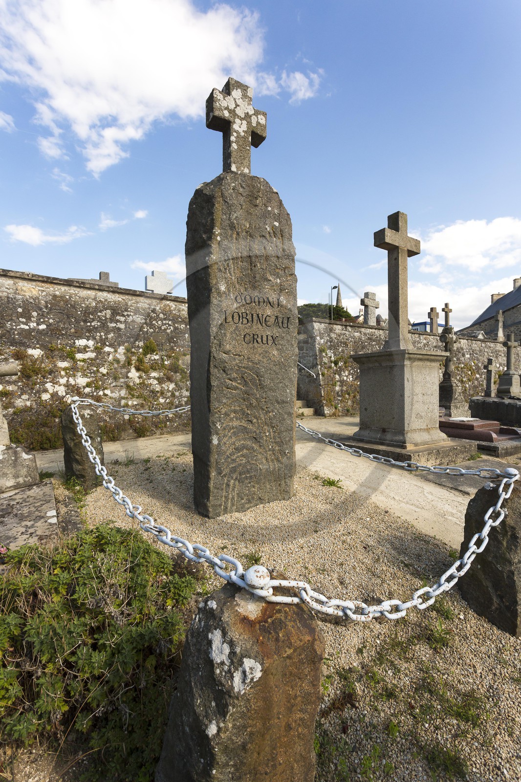 Stèle à la mémoire de l' historien Dom Lobineau. St Jacut de la Mer