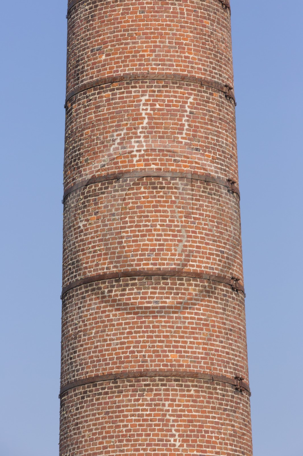 Cheminée de l' ancienne distillerie de Plancoët.