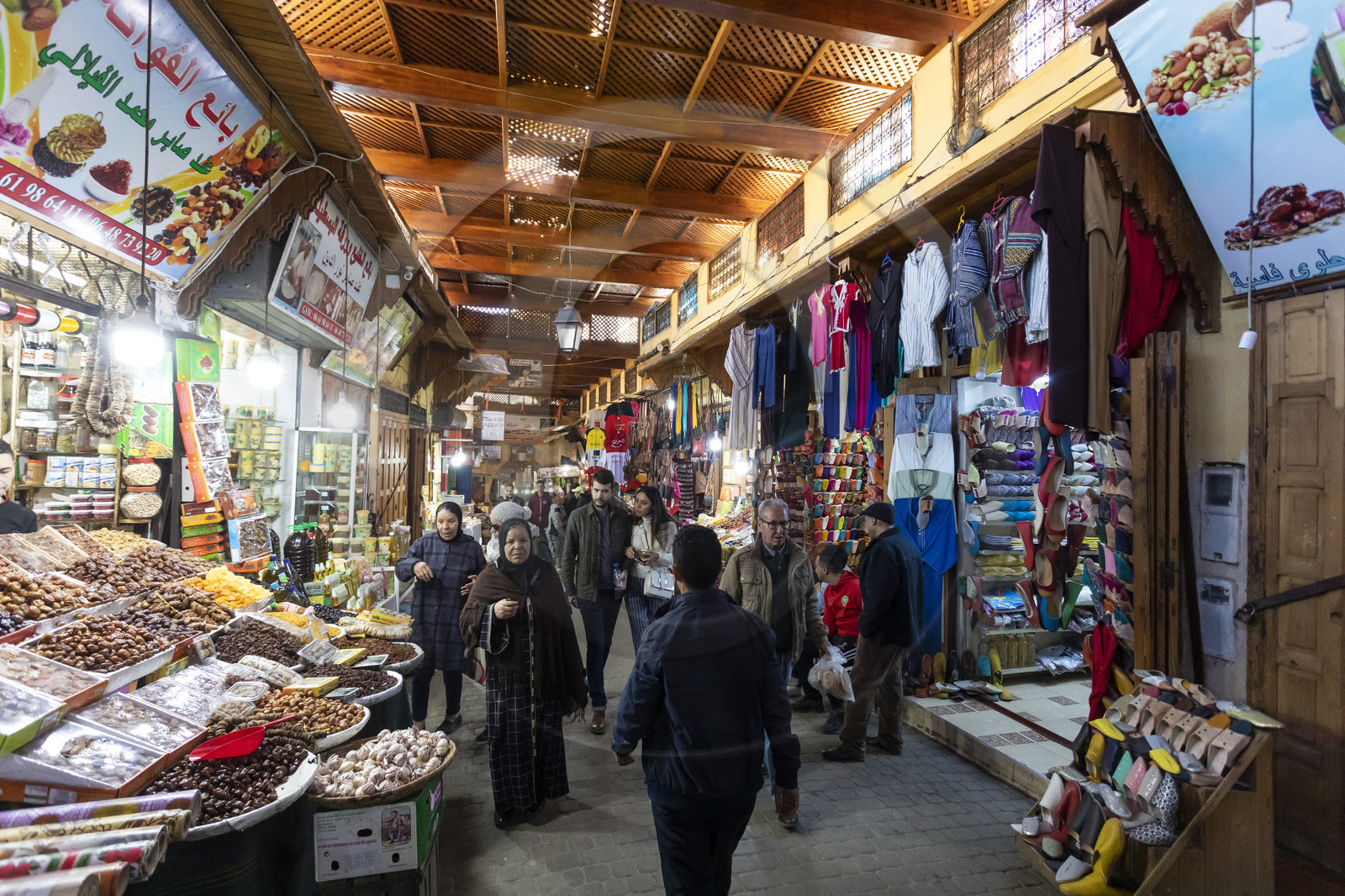 souk dans la médina de Fès au Maroc