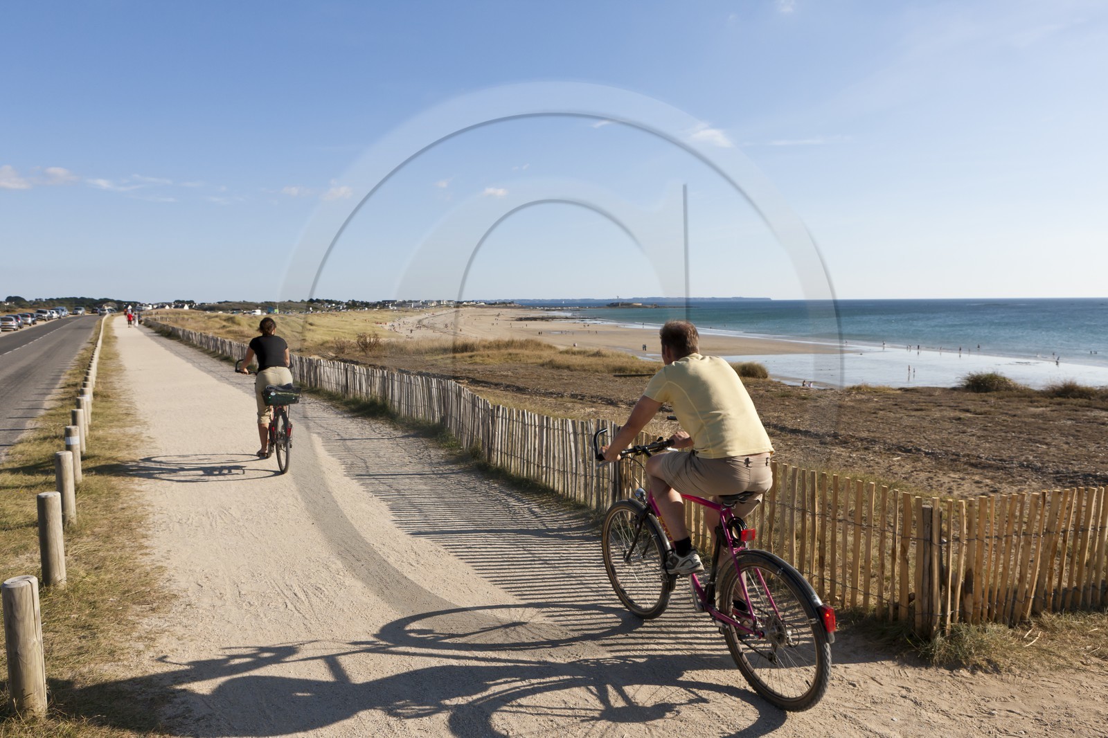 Cyclistes longeant la plage de Pen-er-Malo _ Guidel