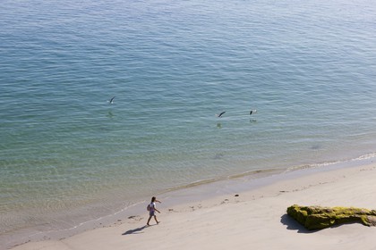 Une jeune fille marche sur la Plage des grands sables - Groix _ A girl walking on the beach of the great sand - Groix