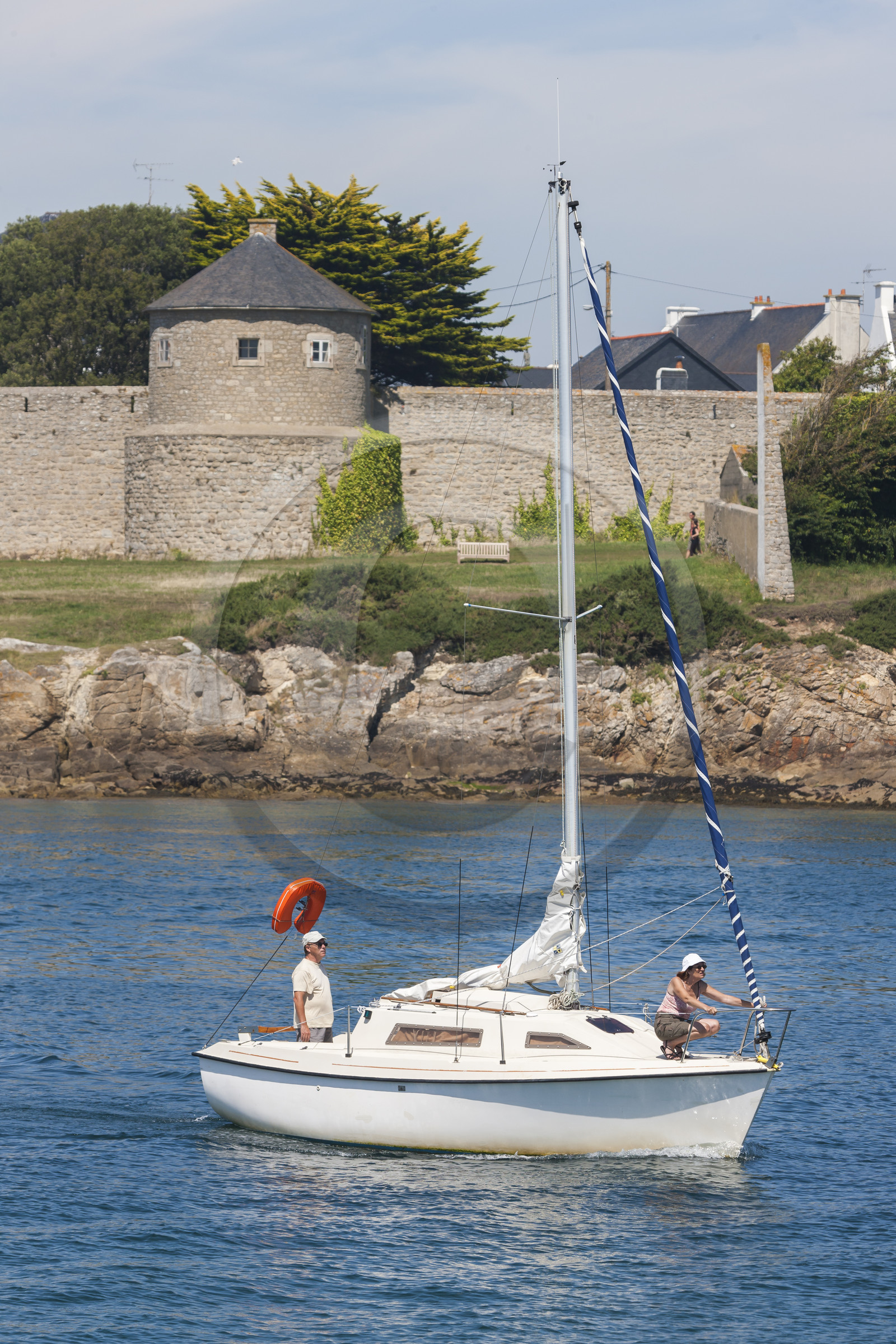 Bateau passant devant la promenade du Lohic à Port Louis.