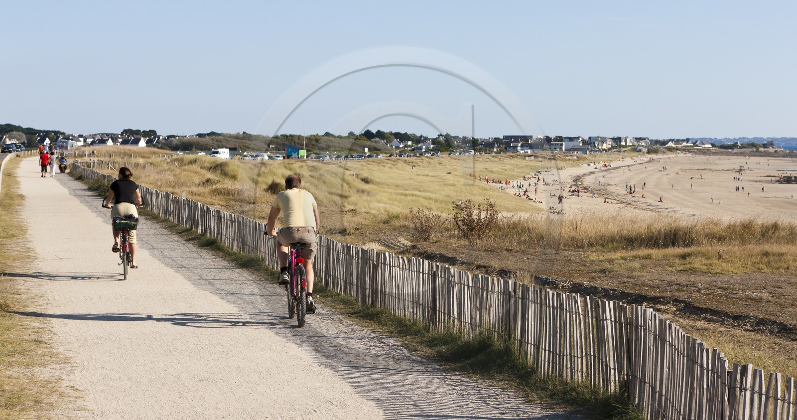Cyclistes longeant la plage de Pen-er-Malo _ Guidel