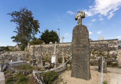 Stèle à la mémoire de l' historien Dom Lobineau. St Jacut de la Mer