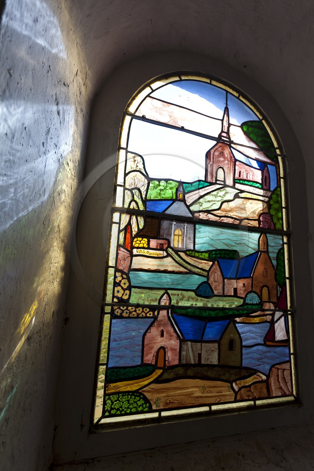 Groix _ Vitrail de la chapelle du Mene