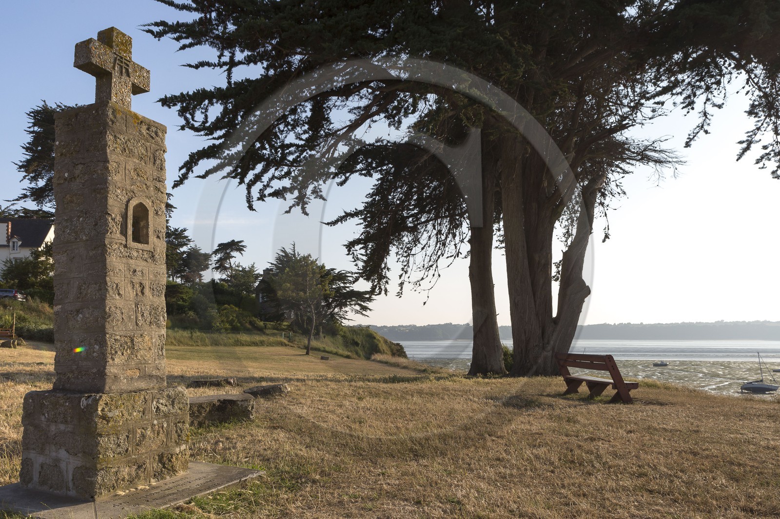 La croix de la Case devant la plage des Haas à St Jacut de la Mer ( 22 )