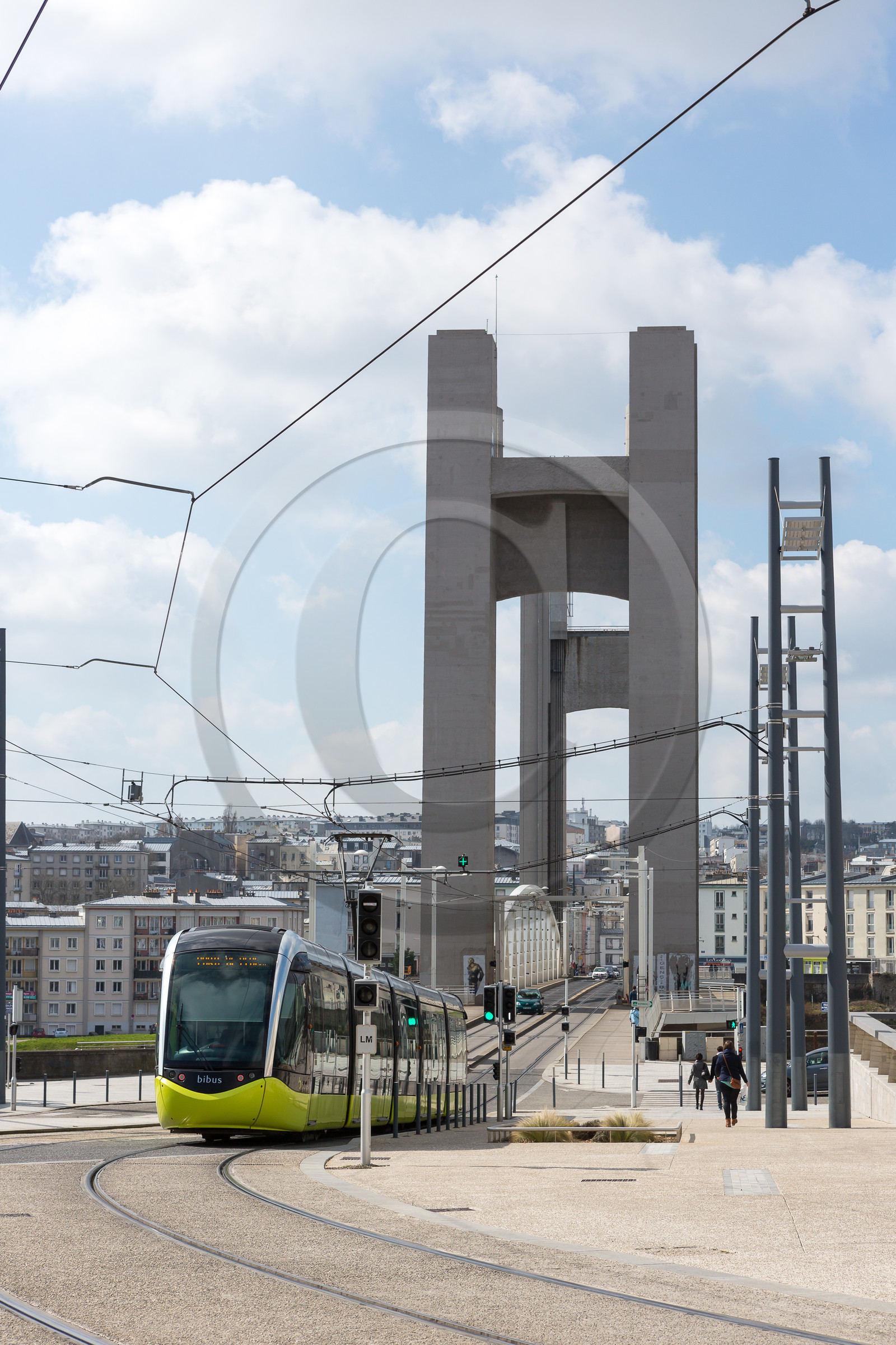 Tramway sur le pont de la Recouvrance à Brest