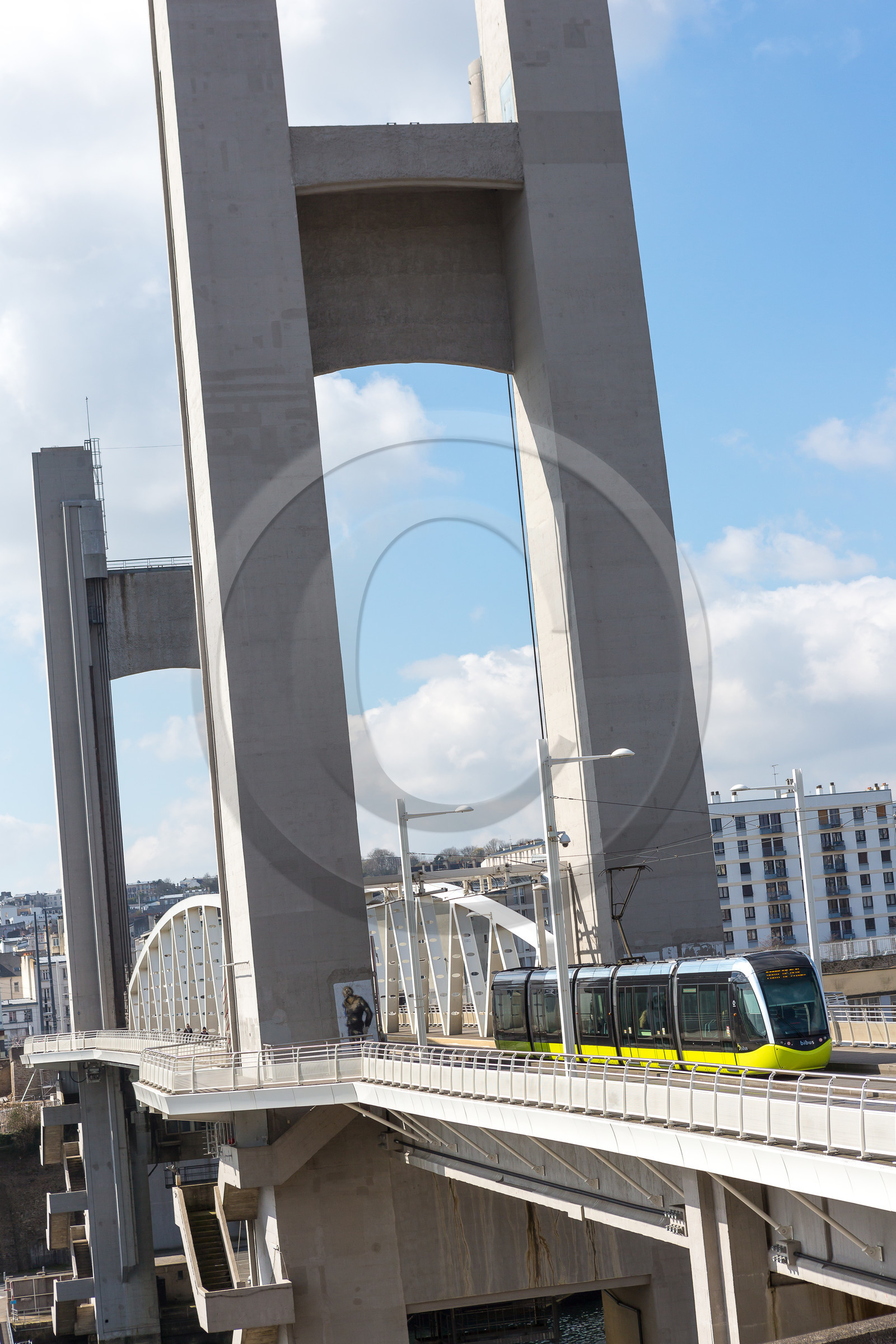 Tramway sur le pont de la Recouvrance à Brest