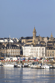 La ville d'Audierne et son port de plaisance.