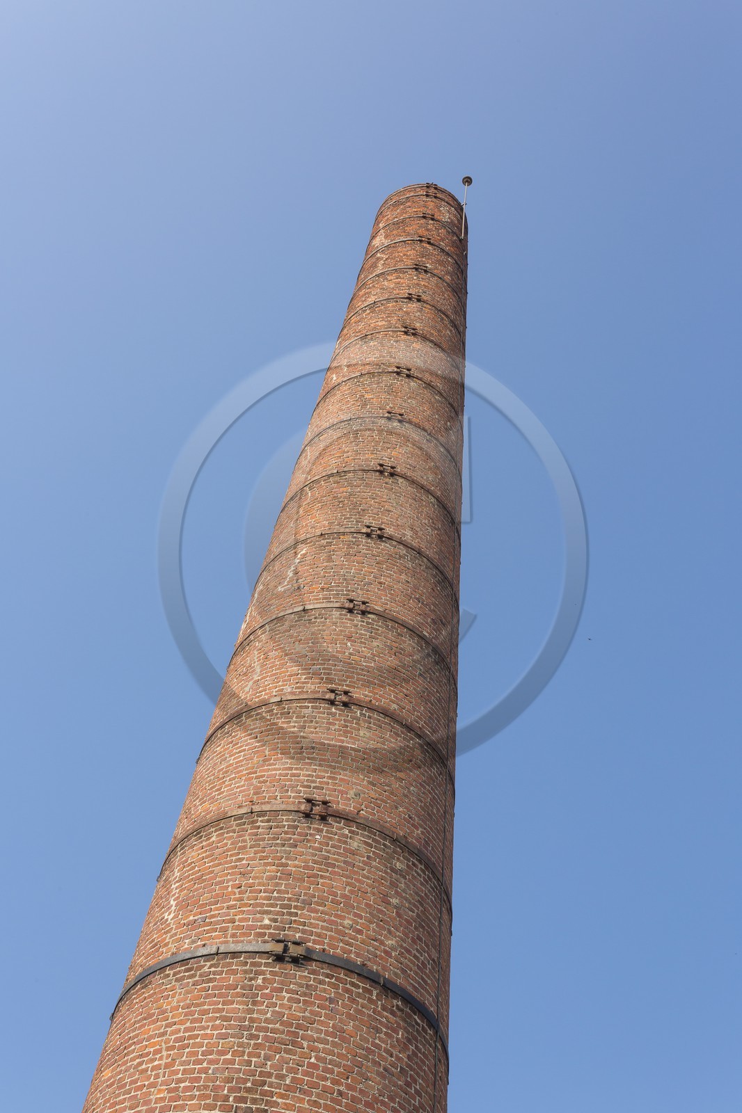 Cheminée de l' ancienne distillerie de Plancoët.