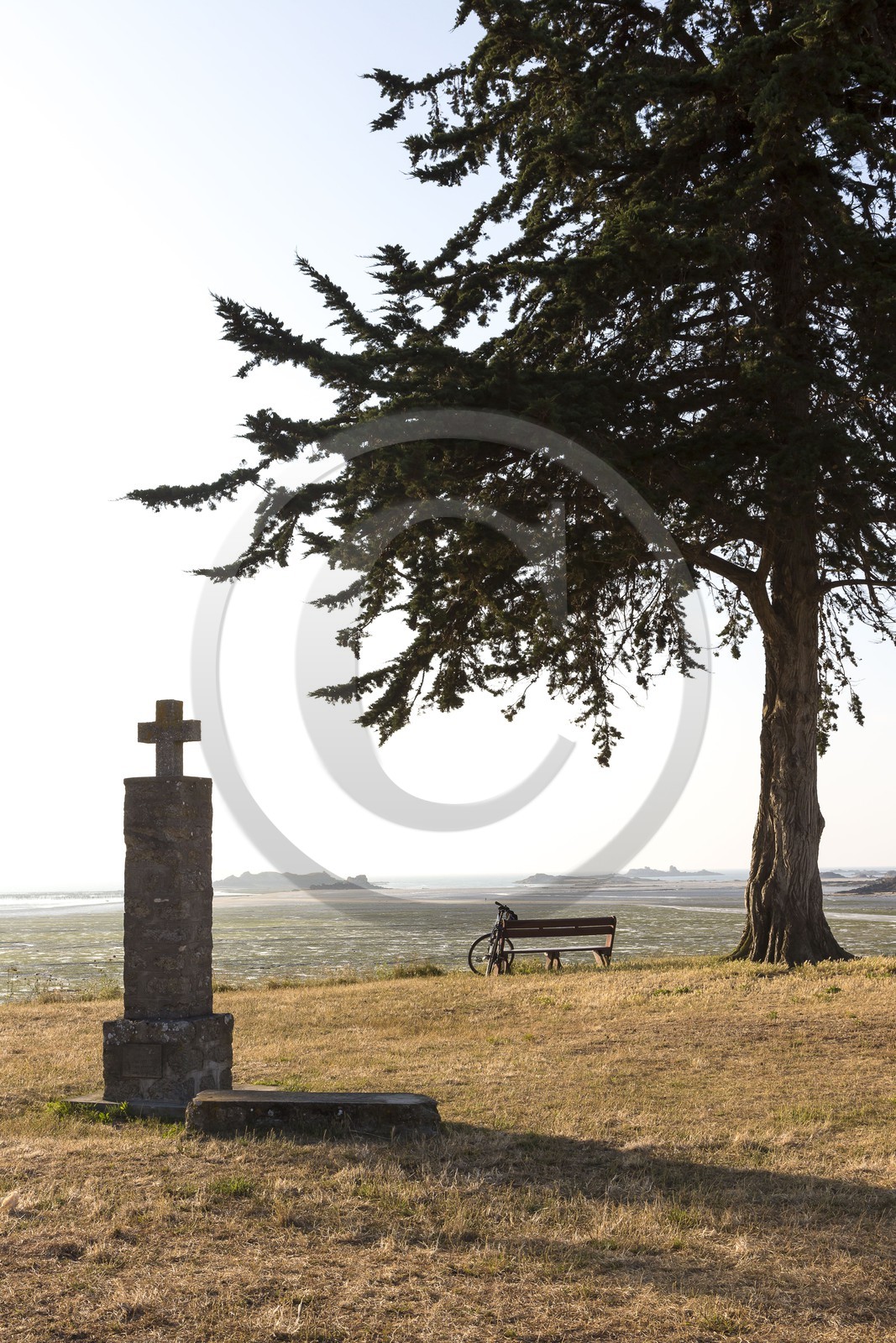 La croix de la Case devant la plage des Haas à St Jacut de la Mer ( 22 )