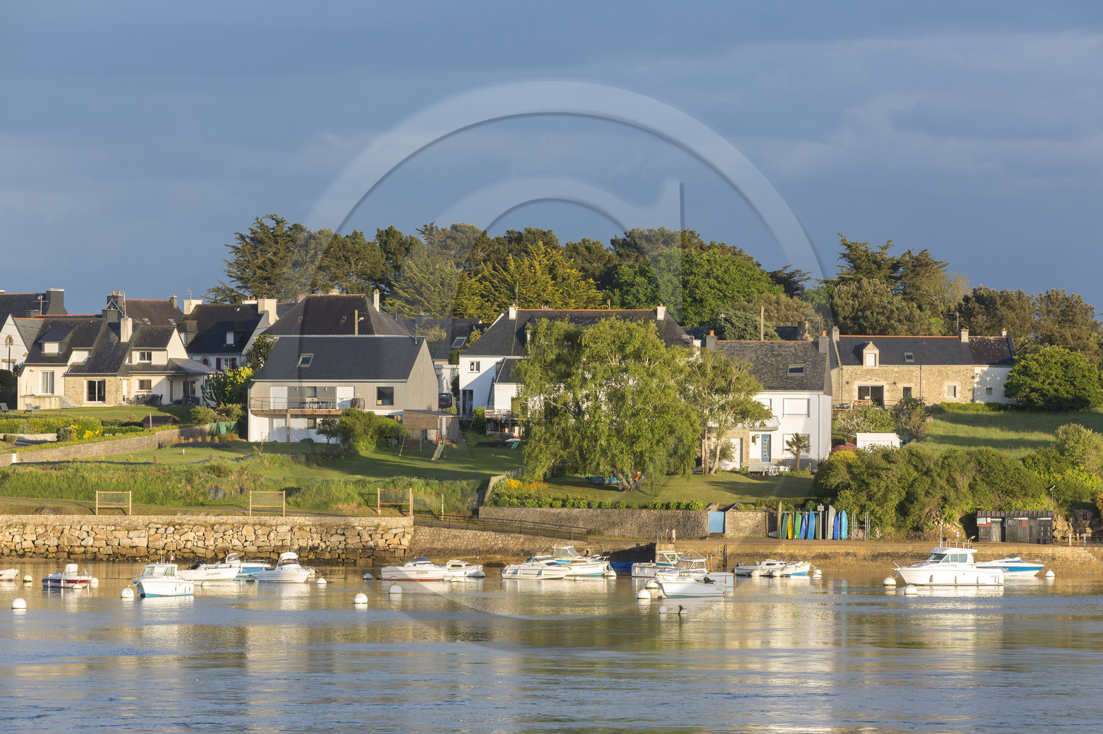 Petites maisons au bord de la ria d'Etel. Belz