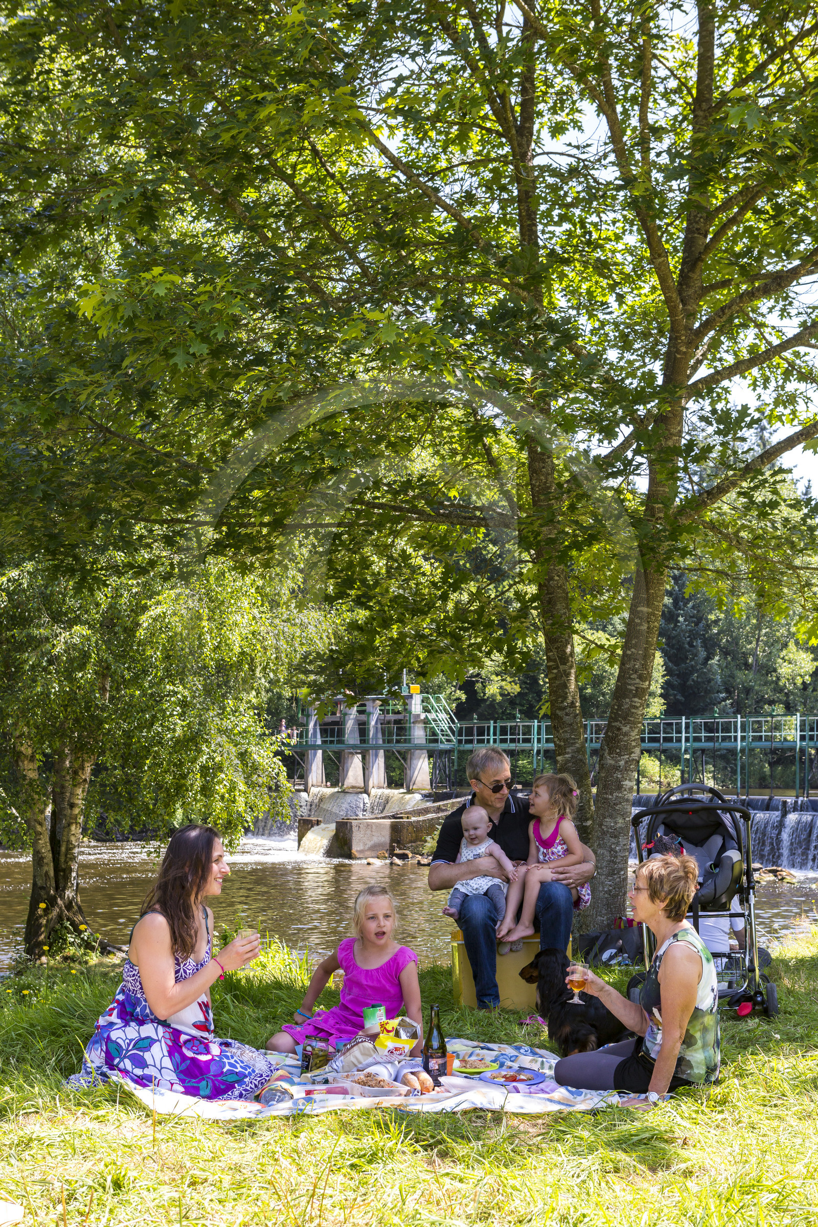 Pique-nique en famille sur les rives du Blavet ( 56 )