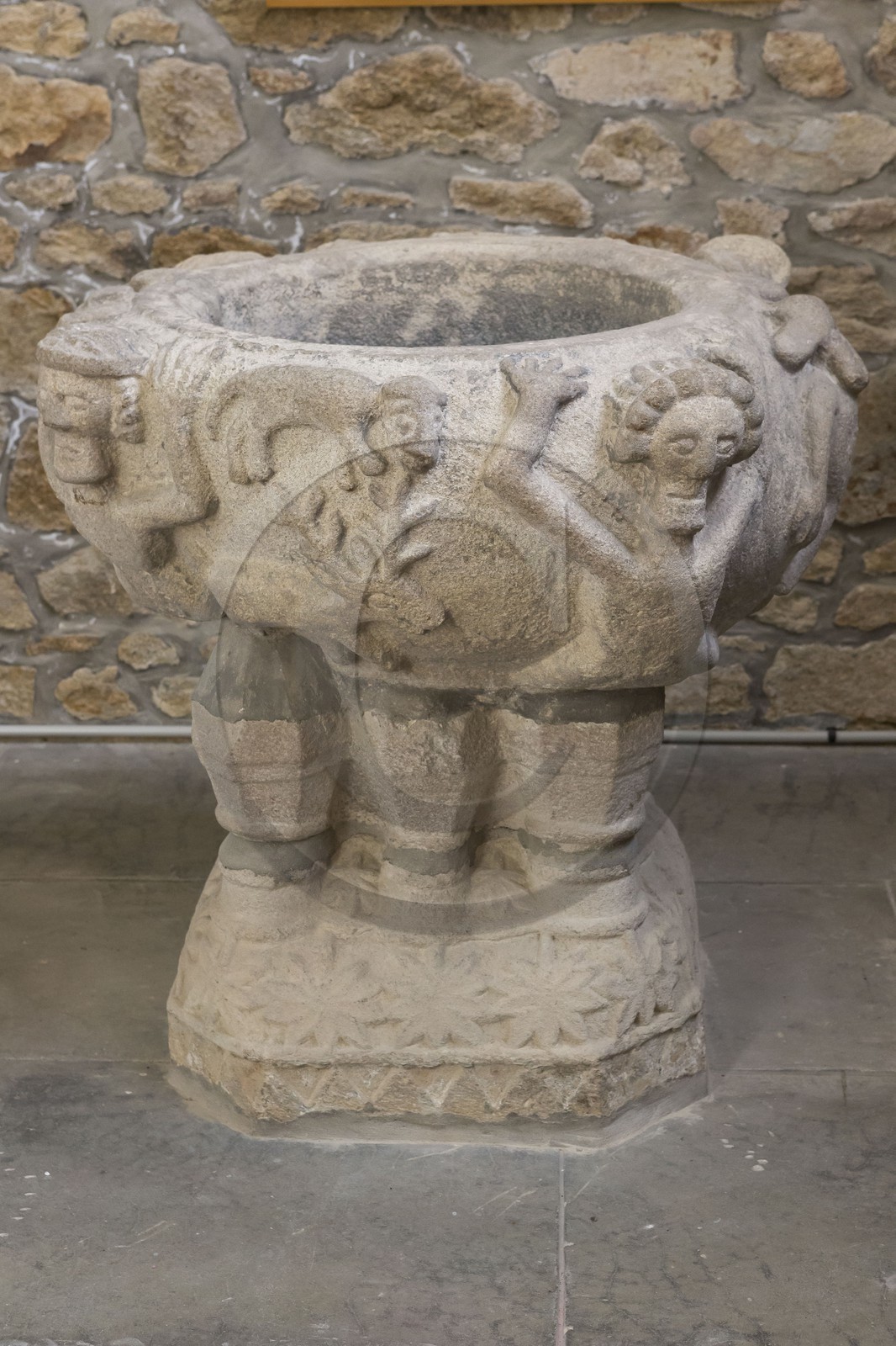 cuve baptismale _ église de Landébia