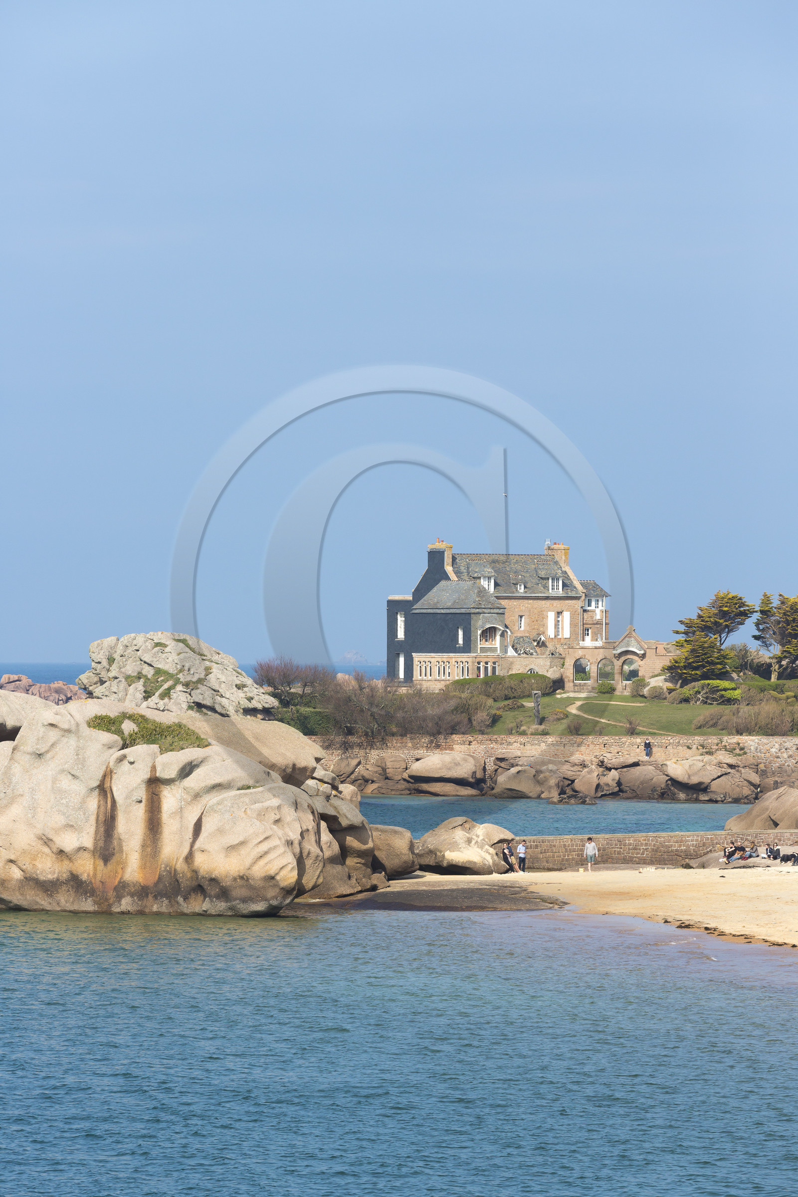 Vue sur la plage de Coz Pors à Trégastel