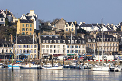 La ville d'Audierne et son port de plaisance.