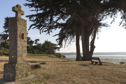La croix de la Case devant la plage des Haas à St Jacut de la Mer ( 22 )