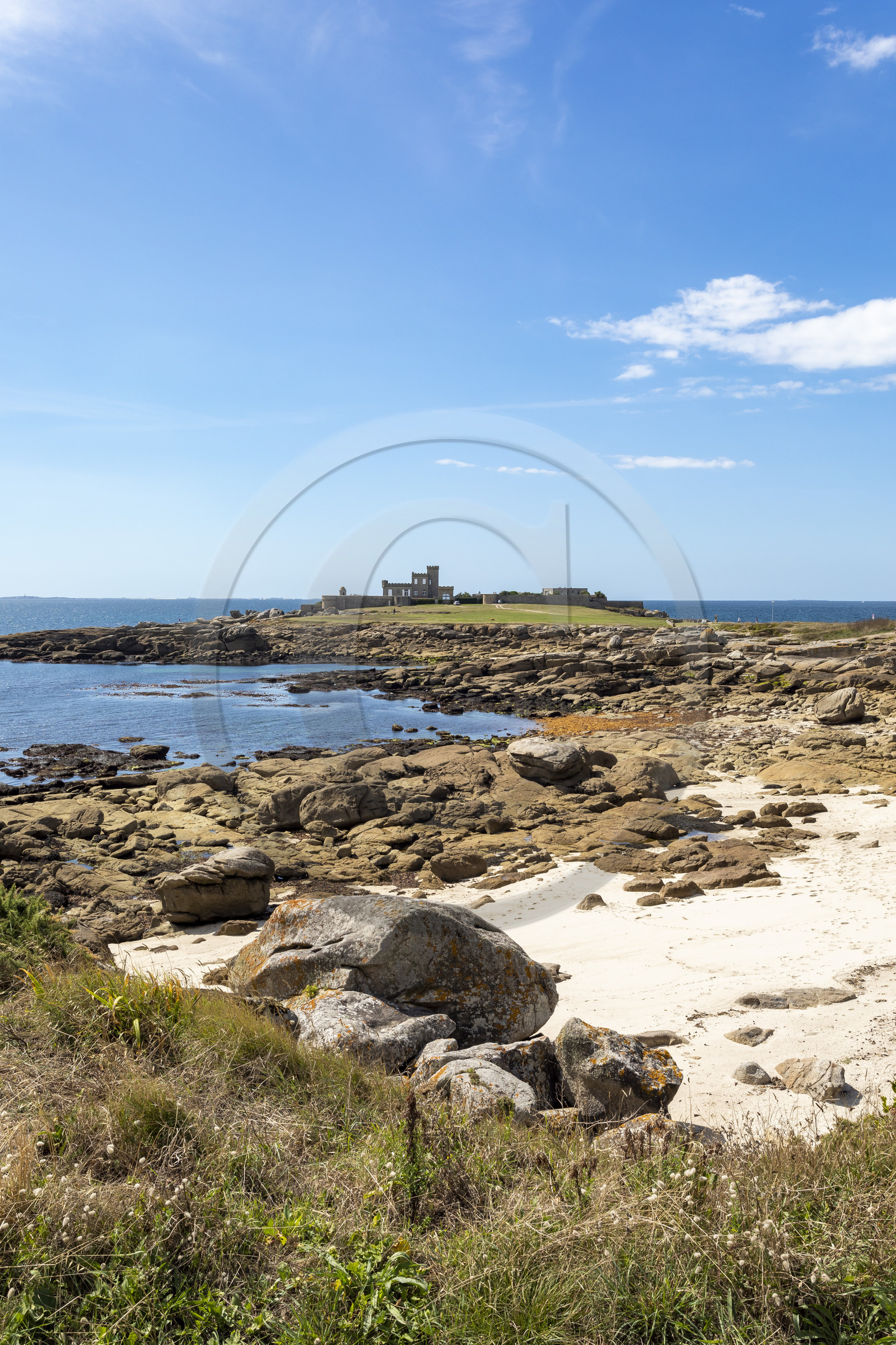La pointe de Trévignon et son château vu depuis la plage de Trez Cao à Trégunc _ Finistère