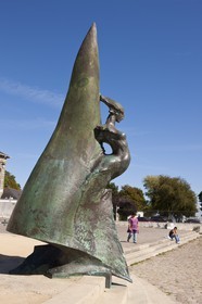 Sculpture sur les quais du port de Lorient