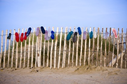 Sandales plastiques abandonne?es sur la plage d'Erdeven
