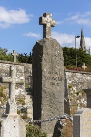 Stèle à la mémoire de l' historien Dom Lobineau. St Jacut de la Mer