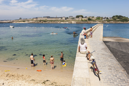 Le port de Gavres faisant face à Port-Louis