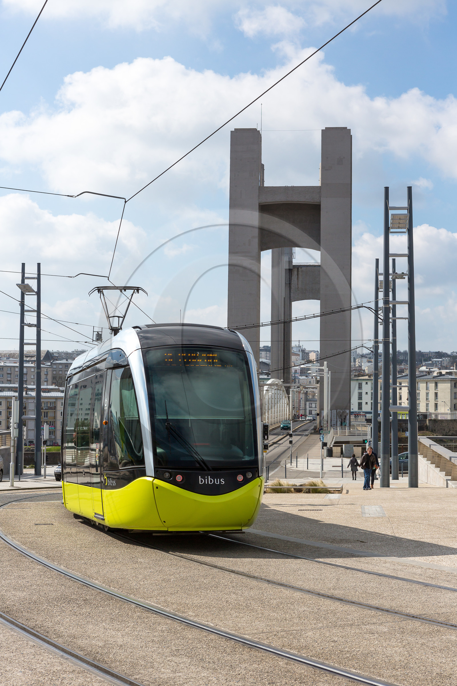 Tramway sur le pont de la Recouvrance à Brest