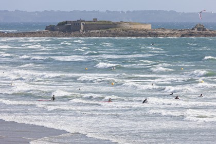 Surfers profitant de la houle _ Plage de Pen-er-Malo _ Guidel