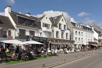 Terrasses sur le port de la Trinite sur mer.