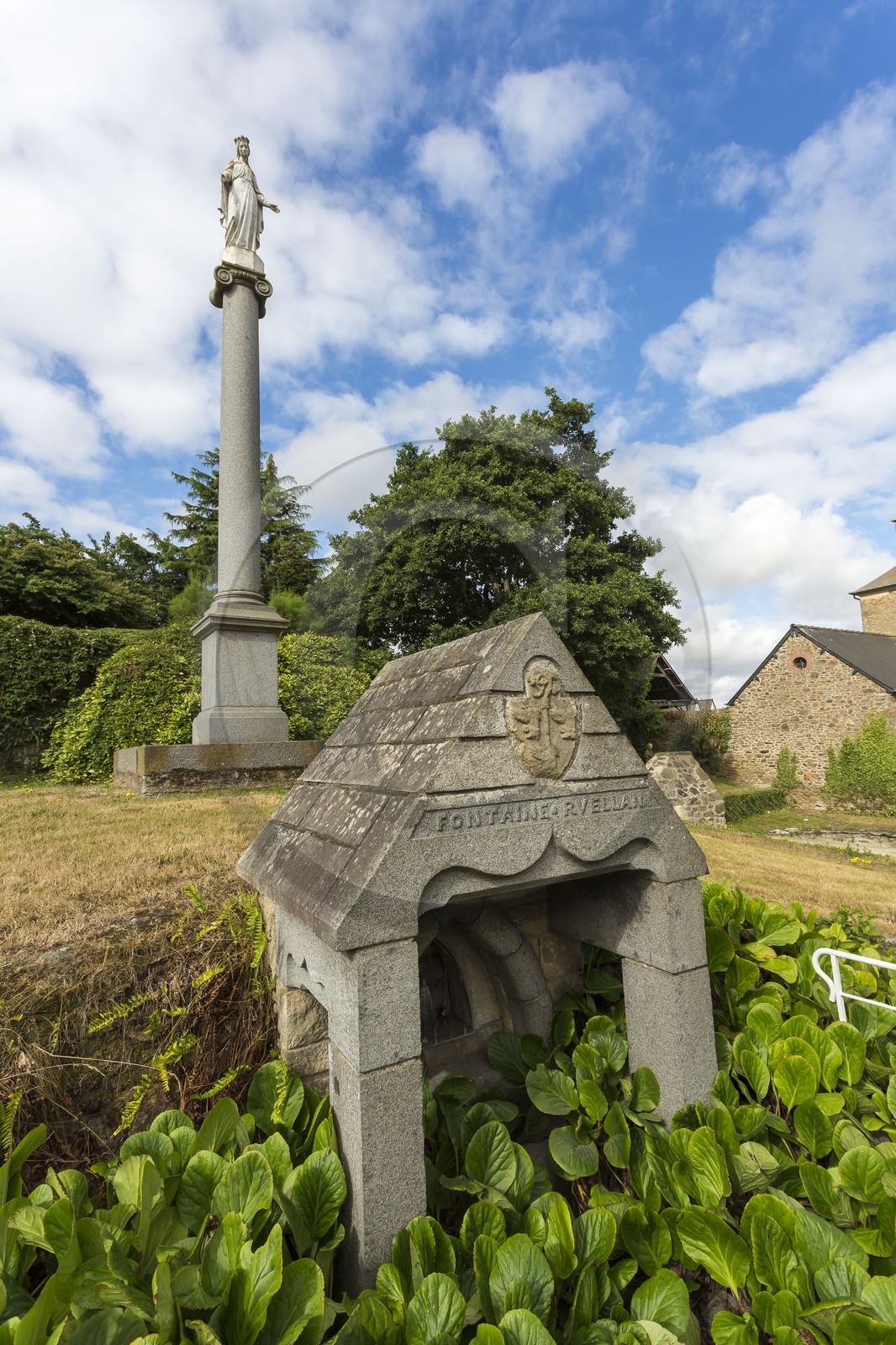 vierge de la Jeannière et fontaine de Ruellan . Plancoët