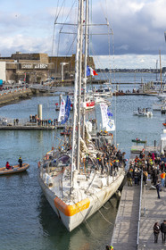 Lorient le 27 Octobre 2018 _ Arrivée du Tara à la Base de sous-marins de Lorient.