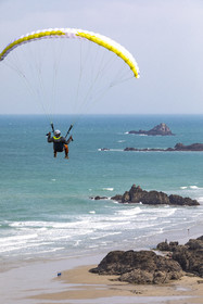 Parapente le long des falaises de Plouha