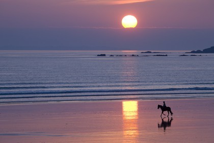 Cavalier au coucher du soleil sur la plage de Kerhillio à Erdeven (56410).