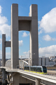 Tramway sur le pont de la Recouvrance à Brest