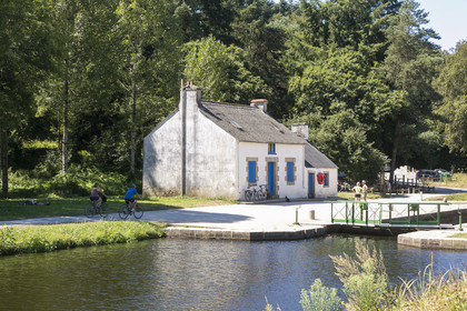 L'écluse de Minazen le long du Blavet. Languidic