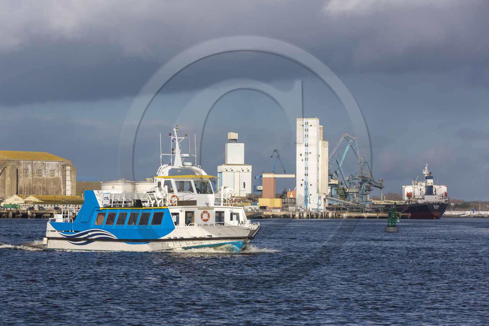 Rade de Lorient, liaison entre le port de pêche de Keroman et Port-Louis en bateau-bus