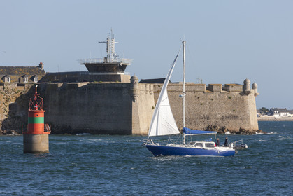 Rade de Lorient. Vue sur Port-Louis depuis Larmor-Plage.