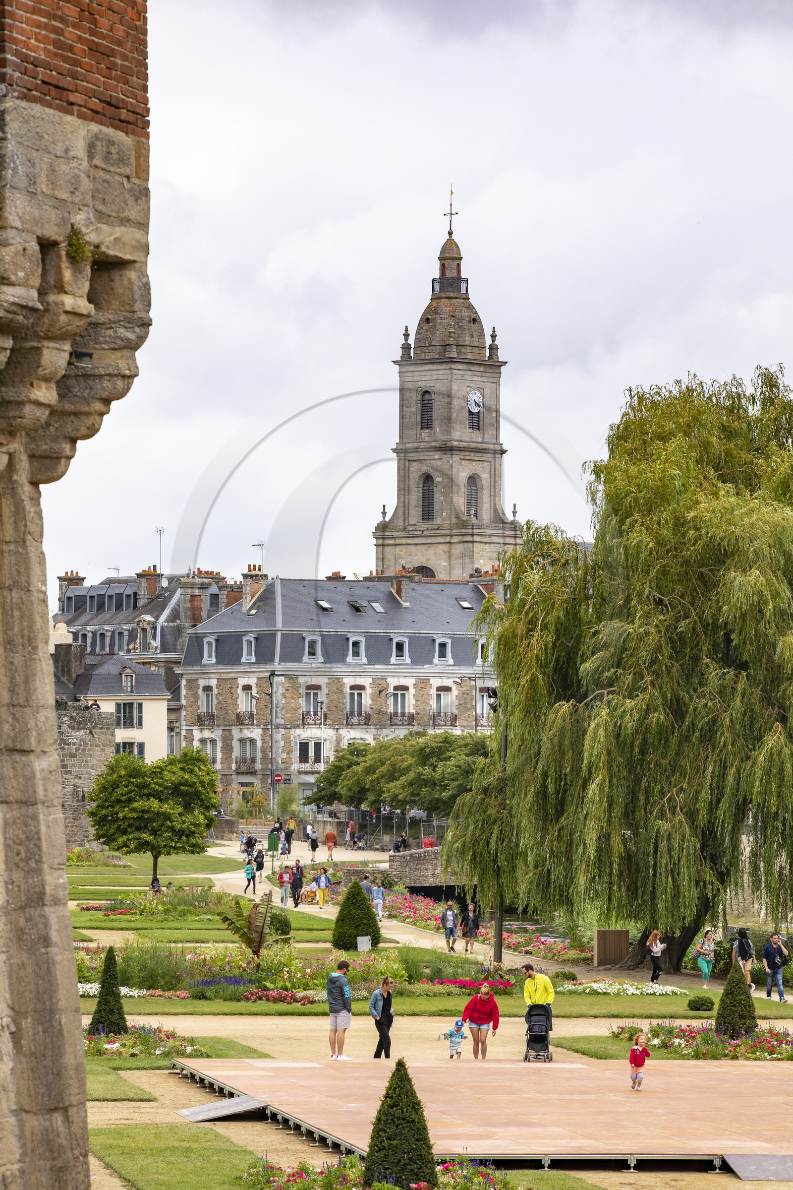 Jardin des remparts et église St Patern à Vannes