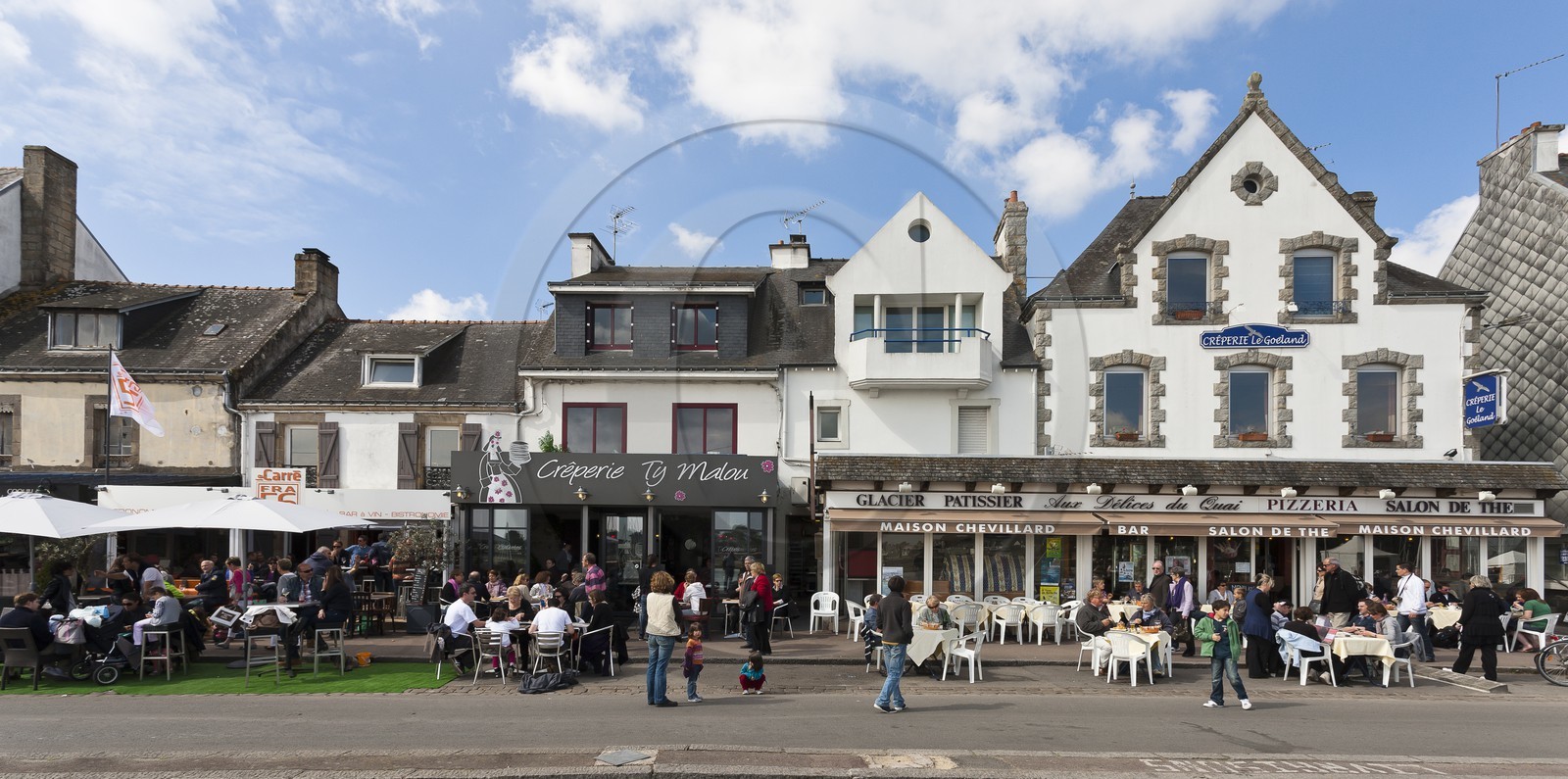 Terrasses sur le port de la Trinite sur mer.