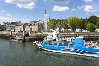 Port de plaisance de Lorient. Bateau-bus faisant la liaison entre Locmiquelic et Lorient