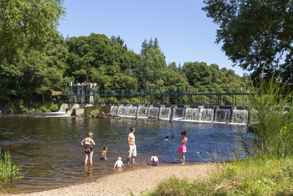 Baignade familliale sur l' ile de Minazen à Languidic