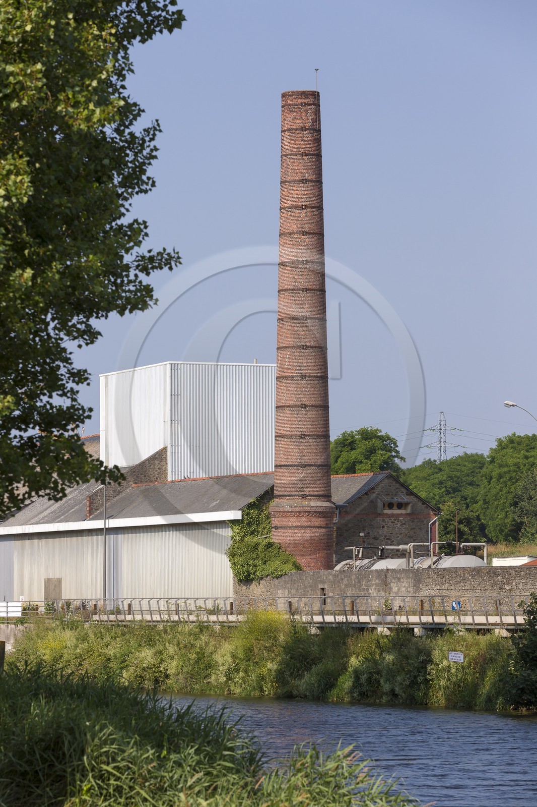 Cheminée de l' ancienne distillerie de Plancoët.