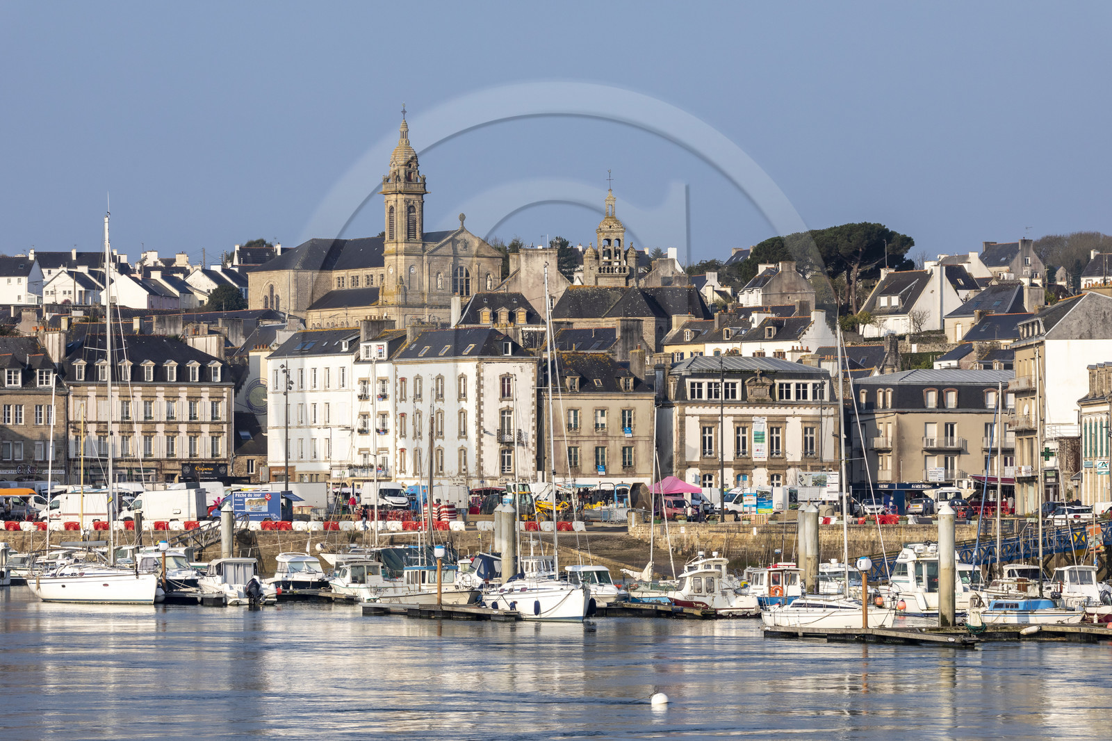 La ville d'Audierne et son port de plaisance.