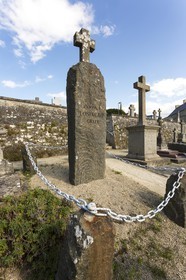 Stèle à la mémoire de l' historien Dom Lobineau. St Jacut de la Mer