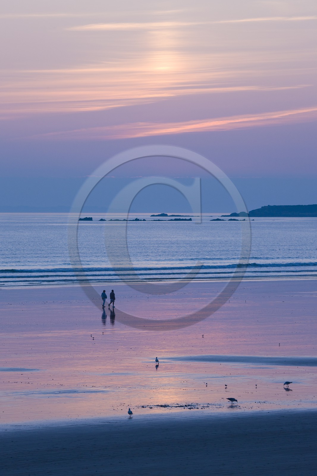 Promeneurs sur la plage de Kerhillio à Erdeven.