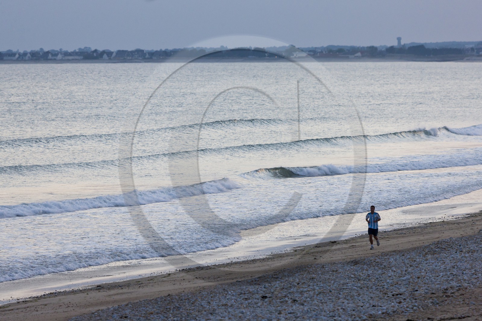 Jogger sur la plage du Loch à Guidel.Morbihan